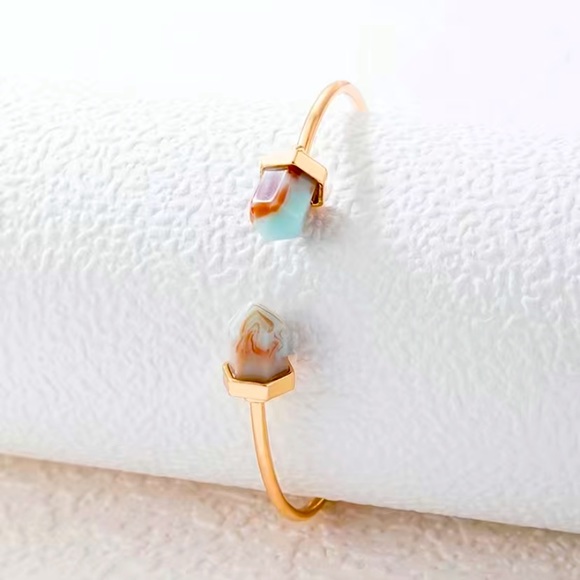 Jewelry - - Pretty open concept bracelet for women!